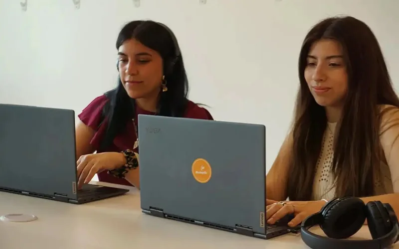 Una fundación ofrece un curso gratis para mujeres que quieran entrar al mundo tech
