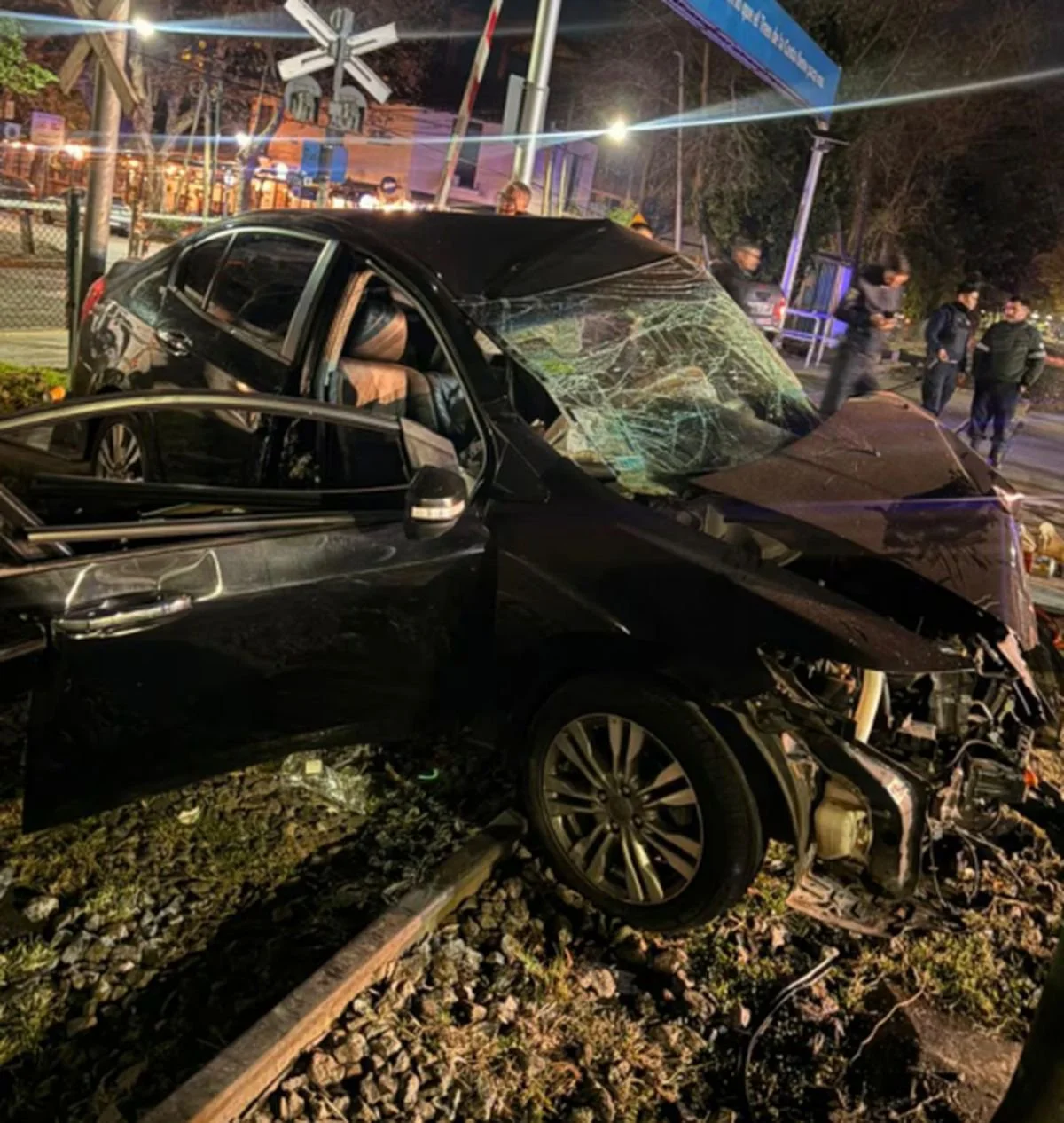 Así quedó el auto de Ernestina Pais tras ser arrollado por el tren.