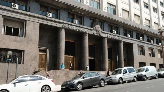 La recaudación de impuestos en junio alcanzó los $20 billones y quedó por debajo de la inflación