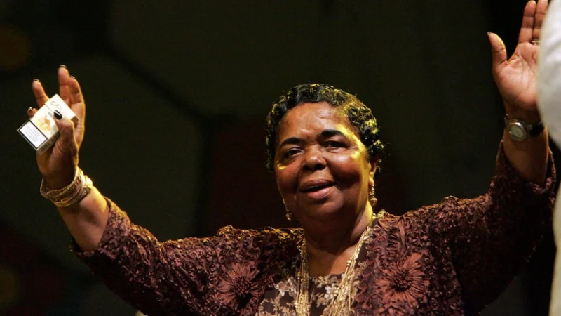 Cesária Évora, la diva de pies descalzos que puso a Cabo Verde en el mapa global con la voz más conmovedora y símbolo de libertad