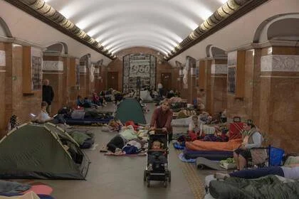 Cientos de familias se refugiaron en las subterráneos de la ciudad 