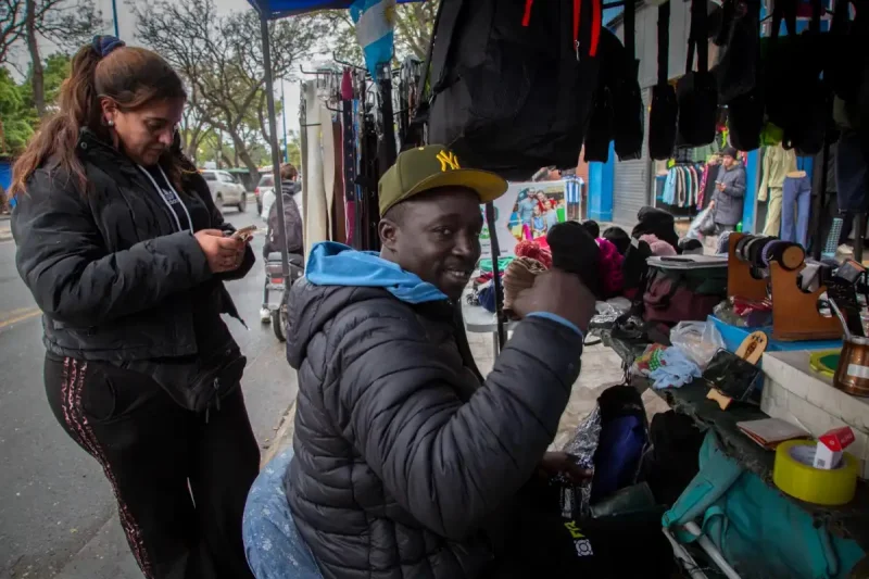 "Este es mi país adoptivo": Ousmane, el senegalés que formó su familia en Tucumán y alentó a su país en El Bajo