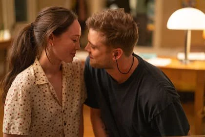 El afinador es también una comedia romántica que une a Niki (Woodall) y Ruthie (Havana Rose Liu), una pianista que intenta rendir una prueba ante un exigente maestro para probar la valía de su herencia musical