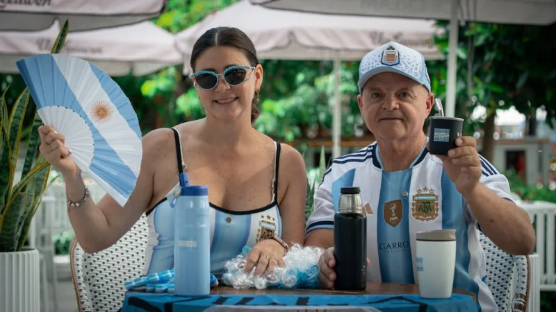 “Si hace falta, vendemos todo”: la aventura del matrimonio que, como cábala, regala noches de hotel cuando juega Argentina
