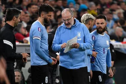 Marcelo Bielsa le da una indicación a Rodrigo Bentancur durante un partido internacional de Uruguay 