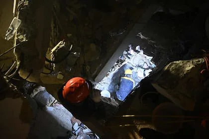 Personas buscan a sus familiares fallecidos entre los escombros de un edificio derrumbado en Caraballeda, estado La Guaira, Venezuela, el 1 de julio de 2026