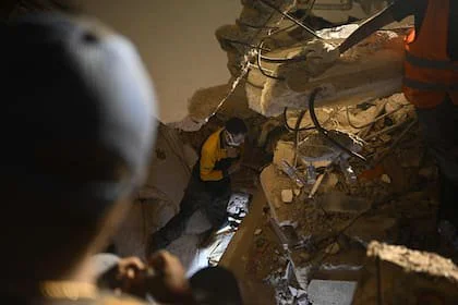 Personas buscan los cuerpos de sus familiares entre los escombros de un edificio derrumbado en Caraballeda, estado La Guaira, Venezuela, el 1 de julio de 2026