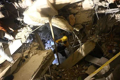 Una persona busca el cuerpo de un familiar entre los escombros de un edificio derrumbado en Caraballeda, estado La Guaira, Venezuela, el 1 de julio de 2026