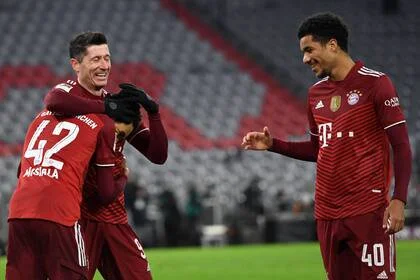 Malik Tillman, a diferencia de su hermano, sí debutó en Bayern Múnich, compartiendo planteles campeones y vivencias, por ejemplo, junto a Robert Lewandowski y Jamal Musiala.