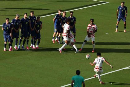 El remate de Malik Tillman ya salió desde su delicado pie derecho y la pelota pasará pegada a una barrera bosnia que no saltará, dificultando aún más al arquero Vasilj.