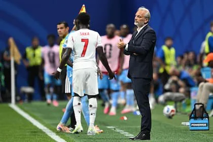 El DT de Congo, Sebastien Desabre, durante el partido de 16avos de final del Mundial ante Inglaterra