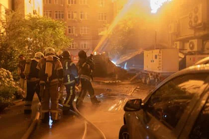 Los bomberos intentan apagar un incendio desatado por un ataque ruso