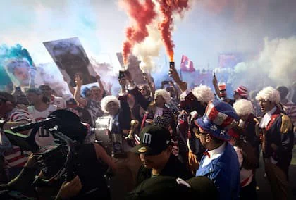 El color de los hinchas locales se repite en cada presentación de la selección