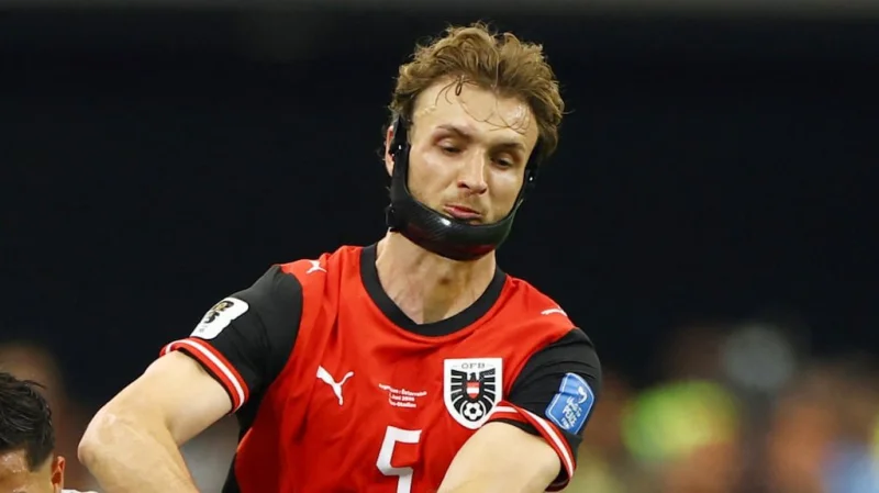 Por qué Stefan Posch, el número 5 de Austria, lleva una máscara protectora en el Mundial 2026 y qué lesión tiene