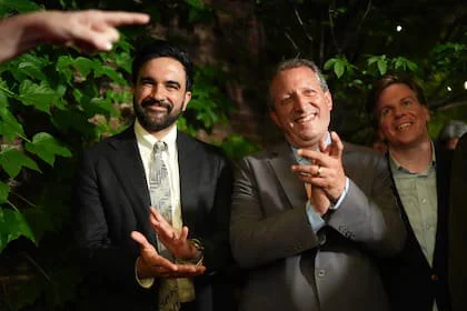 El candidato congresional demócrata Brad Lander, con el alcalde de la ciudad de Nueva York Zohran Mamdani, en Nueva York, el 23 de junio del 2026.