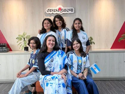 Florida Rosario junto a sus compañeras de trabajo vestidas para alentar a la selección argentina