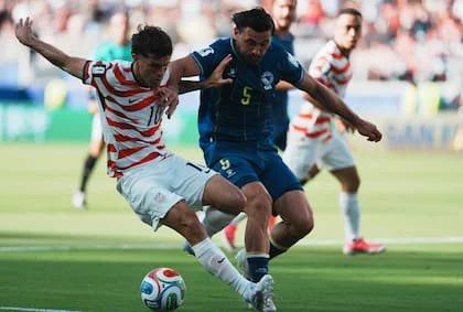 Christian Pulisic, estandarte de la gambeta en Estados Unidos, complica a Sead Kolasinac de Bosnia