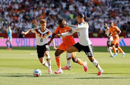 Yan Diomande, de Costa de Marfil, se filtra entre Joshua Kimmich y Leroy Sane; los marfileños son la segunda nación con más gambetas en el torneo... pero ya quedaron eliminados