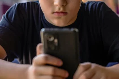 “Muchos padres reaccionan quitando el celular. Pero la conversación debería empezar mucho antes, cuando decidimos entregarle un dispositivo", sostiene Zysman.