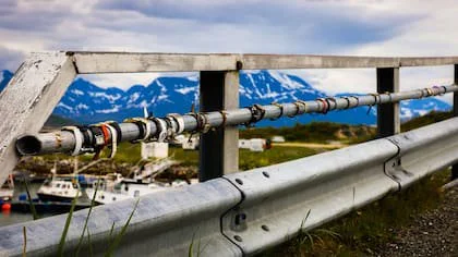 Como símbolo de la iniciativa, los residentes de Sommarøy colgaron sus relojes de mano en el puente que conecta con la isla