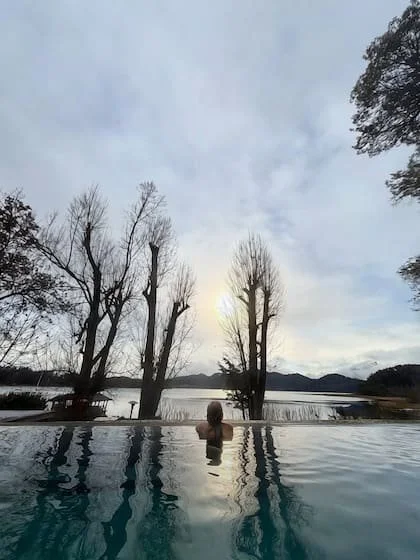 Brenda Gandini frente al imponente paisaje del sur de la Argentina (Foto: Instagram/@brendagandiniok)