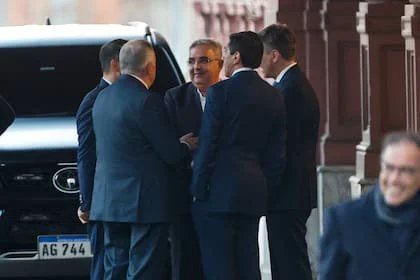 Gobernadores en el ingreso a la Casa Rosada, entre ellos el catamarqueño Raúl Jalil