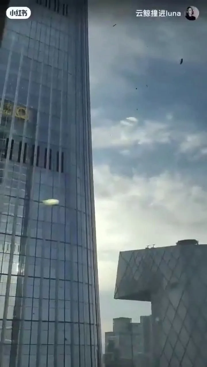 Un avión se estrelló en la torre más alta de Pekín