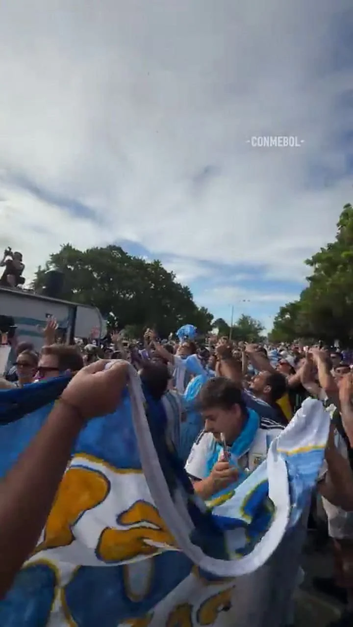 A pesar de la interrupción policial, los hinchas argentinos pudieron disfrutar el himno nacional argentino interpretado por Ciro Martínez en Miami