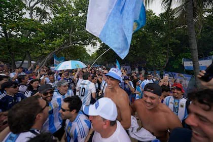 Como es habitual, en el día previo al partido los hinchas argentinos se concentraron para alentar a la selección