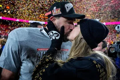 Travis Kelce y Taylor Swift movilizarán a cientos de celebridades para su soñada boda en el Madison Square Garden de Nueva York (AP Foto/Ashley Landis)