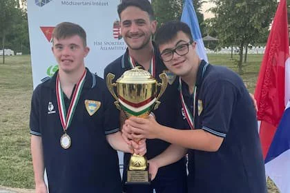 El orgullo más que merecido de posar con la copa de campeones mundiales