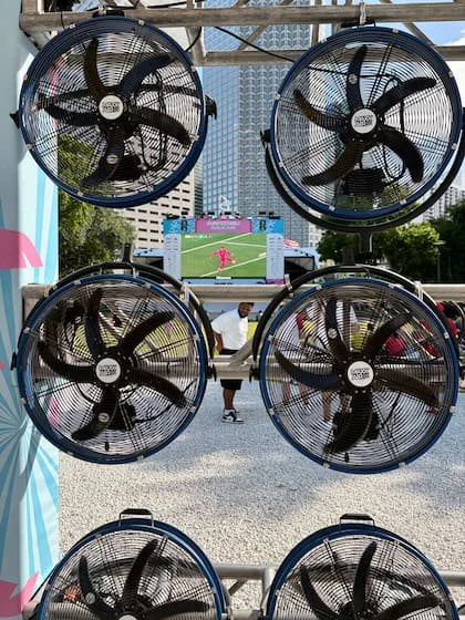 Hay un sector de ventiladores gigantes para refrescarse durante las horas de más calor