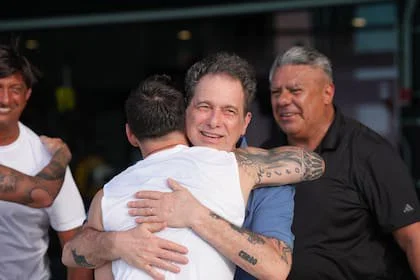 Lionel Messi se abraza con Andrés Calamaro