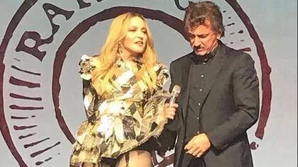 Sean Penn y Madonna sobre el escenario del Faena Forum, en Miami