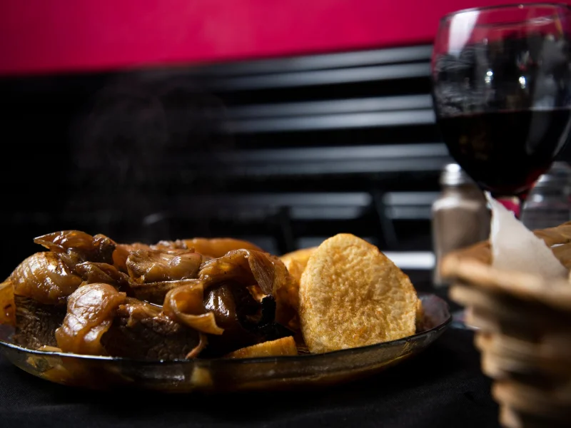 La receta de la carne al horno más jugosa: cómo se hace la famosa tapa de asado del bodegón de Floresta que se desarma con el tenedor