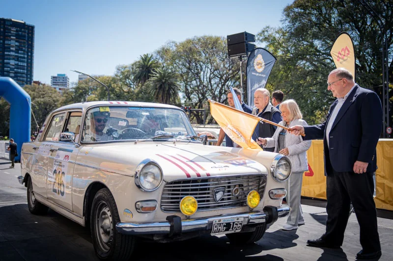 Comienza una nueva edición de una histórica carrera de autos clásicos en la Argentina