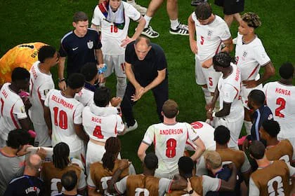El selecciondor de Inglaterra Thomas Tuchel da instrucciones a sus jugadores en una pausa de hidratación, un nuevo tiempo para los entrenadores