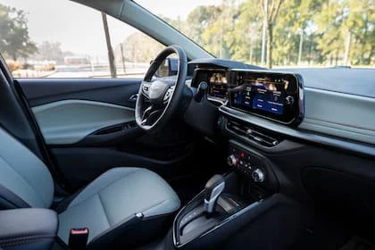 El interior del Sonic incluye climatizador de aire acondicionado digital, acceso por proximidad y arranque por botón.
