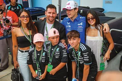 Franco Colapinto y Maia Reficco con Lionel Messi, Antonela Roccuzzo y sus hijos en el Gran Premio de Miami