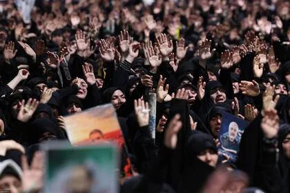 Dolientes reunidos alrededor del féretro del líder supremo iraní asesinado, Ali Khamenei, durante una ceremonia previa a su funeral en Teherán, el 3 de julio de 2026