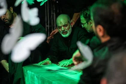 El jefe de la Guardia Revolucionaria de Irán, Ahmad Vahidi, rindiendo homenaje ante el féretro de Ali Khamenei en Teherán, el 3 de julio de 2026