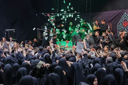 Dolientes se reúnen alrededor del féretro del ayatollah Ali Khamenei, antes de su funeral en Teherán, Irán, a última hora del 2 de julio de 2026