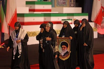 Funcionarios iraníes y extranjeros pasan junto a los féretros del líder supremo asesinado de Irán, Ali Khamenei, y de sus familiares, en la Gran Mosalla de Teherán, el 3 de julio de 2026