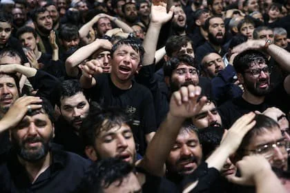 Dolientes reunidos alrededor del féretro del líder supremo iraní asesinado, Ali Khamenei, durante una ceremonia previa a su funeral en Teherán, el 3 de julio de 2026