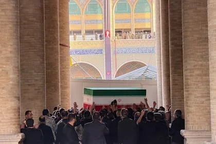 El féretro del líder supremo asesinado de Irán, el ayatollah Ali Khamenei, es trasladado al interior de la Gran Mosalla de Teherán, en Irán, el 3 de julio de 2026