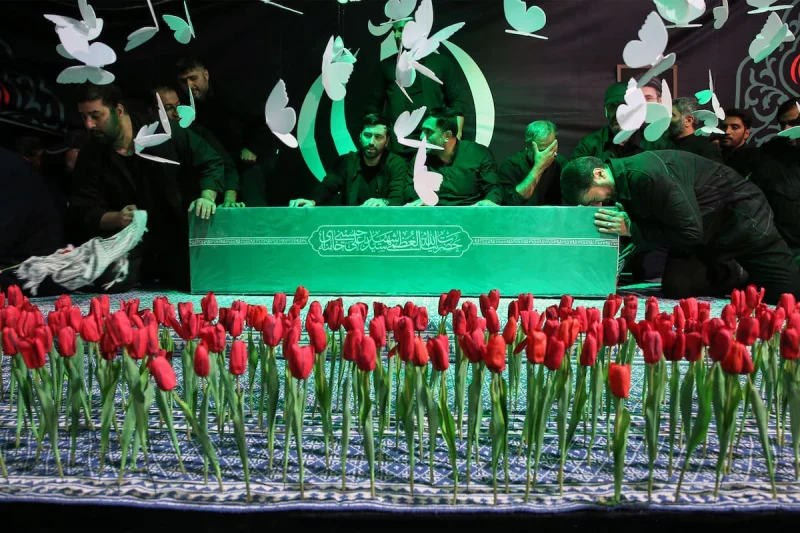 El régimen de Irán despliega todo su aparato de propaganda en el masivo funeral de Khamenei, a cuatro meses de su muerte en un bombardeo