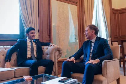El gobernador de Chubut, Ignacio Torres, junto al jefe de Gabinete, Diego Santilli