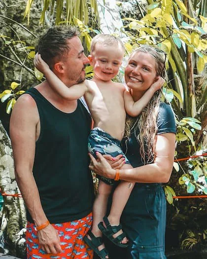 Frankie Muniz junto a su ahora exmujer, Paige Price, y el único hijo del matrimonio