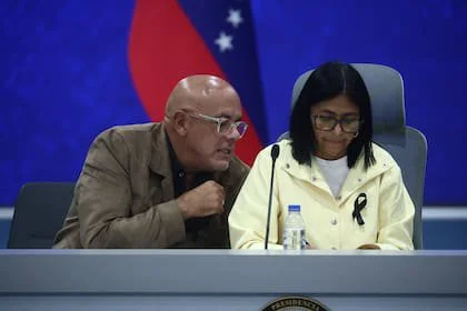 Delcy Rodríguez ofrece una conferencia de prensa junto al presidente de la Asamblea Nacional, Jorge Rodríguez, en Caracas, el 2 de julio de 2026