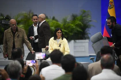 Delcy Rodríguez llega para participar en una conferencia de prensa, en Caracas, Venezuela, el 2 de julio de 2026